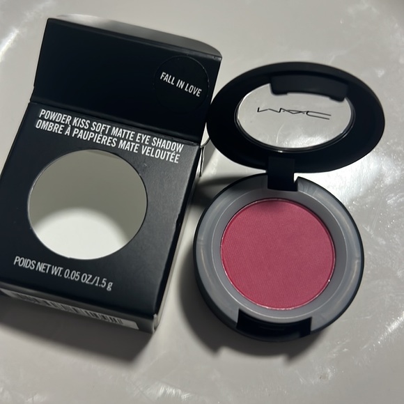 💕🌙Mac Fall In Love Powder Kiss Eyeshadow - Picture 2 of 10